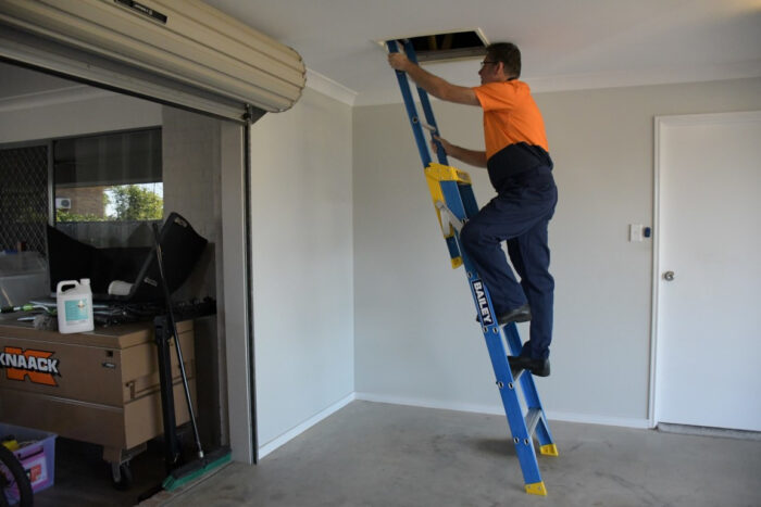 Bailey Professional Fibreglass FSE PUNCHLOCK Step Extension Ladder FS13985 MAN CLIMBINGE XTENDED THRU MANHOLE